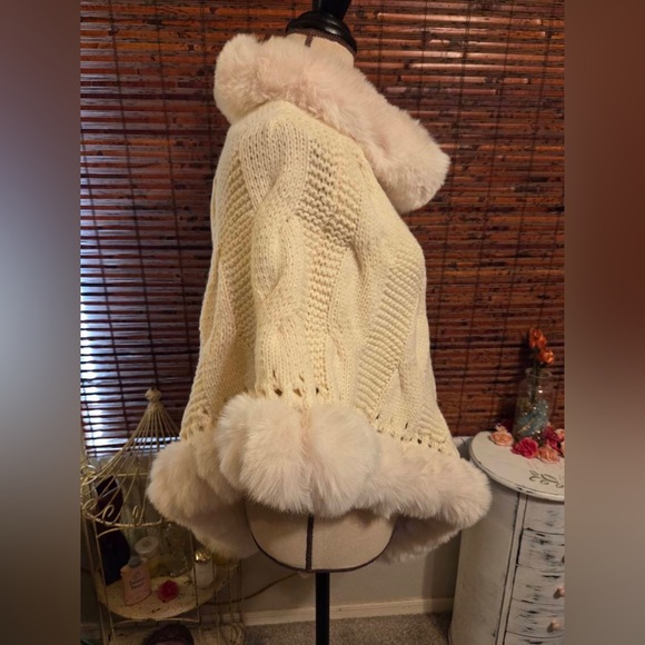 Moda Cream Cable-Knit Poncho with Faux Fur Trim - Picture 4 of 7